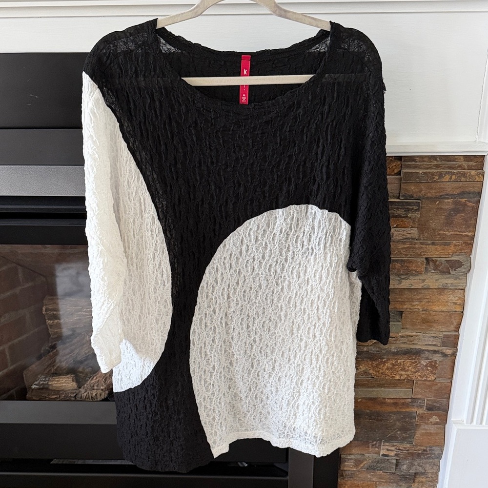 Black & White Textured Colorblock Tunic Top